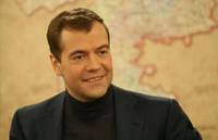 Медведев уже начал обещать крымчанам повышение зарплат и пенсий